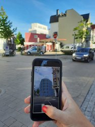 Hand mit Smartphone nutzt an der Ecke Kaiserstraße/Bleicherstraße die neue App. Foto: Stadt Oldenburg