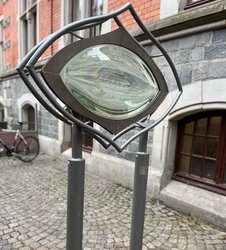 Das Kunstwerk „Augenblicke“ wurde nach Reparatur am Rathaus wieder aufgestellt. Foto: Stadt Oldenburg