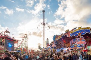Blick auf das Kramermarktgelände mit vielen Menschen und Fahrgeschäften. Foto: Sascha Stüber Blick auf das Kramermarktgelände mit vielen Menschen und Fahrgeschäften. Foto: Sascha Stüber