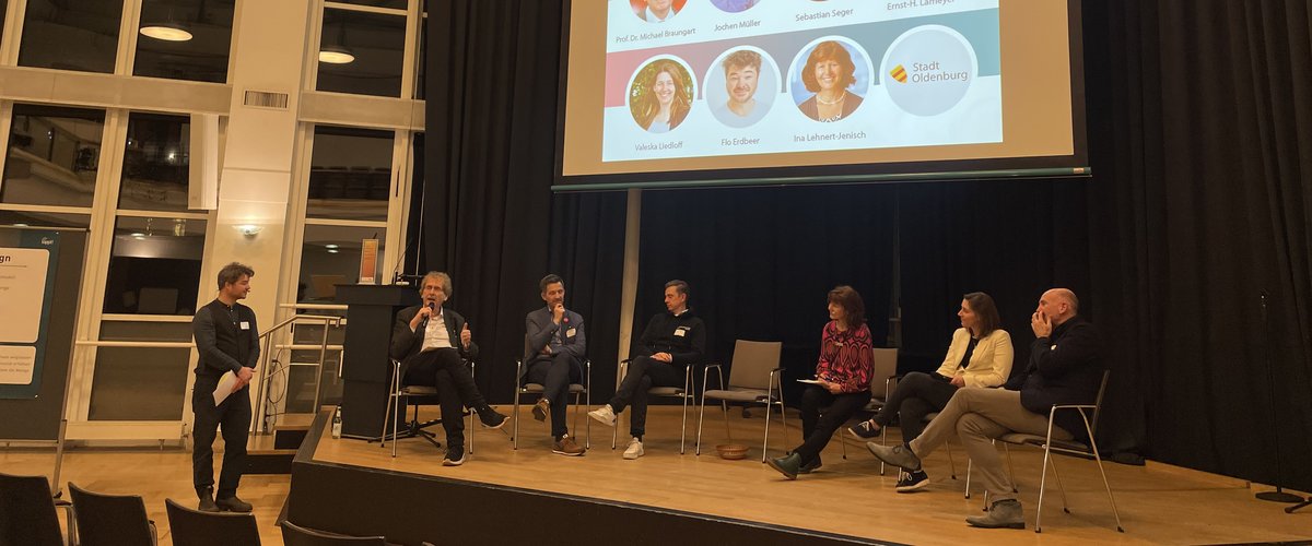 Teilnehmende auf dem Podium an der Diskussion. Foto: Stadt Oldenburg