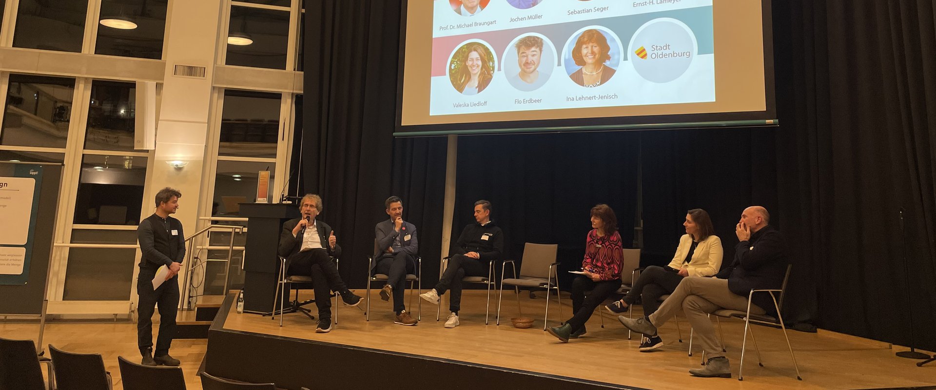 Teilnehmende auf dem Podium an der Diskussion. Foto: Stadt Oldenburg