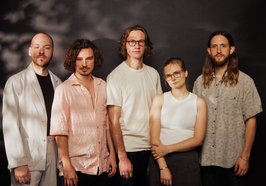 Die Band posiert vor einer grauen Wand. Bild: Joel Heyd