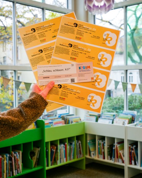 Für „Fantastische Geschichten“ mit Ralph Caspers, eine KI-Show und eine Klang-Comic-Lesung können sich Familien noch kostenlose KIBUM-Tickets sichern. Foto: Stadt Oldenburg Für „Fantastische Geschichten“ mit Ralph Caspers, eine KI-Show und eine Klang-Comic-Lesung können sich Familien noch kostenlose KIBUM-Tickets sichern. Foto: Stadt Oldenburg
