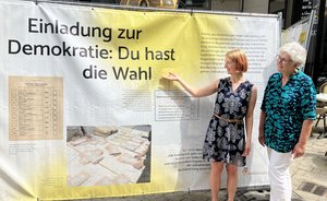 Lena Wiggers, Partnerschaften für Demokratie und Renate Vossler, Gleichstellungsbüro vor einem Bauzaunbanner der Ausstellung. Foto: Förderverein Präventionsrat Oldenburg Lena Wiggers, Partnerschaften für Demokratie und Renate Vossler, Gleichstellungsbüro vor einem Bauzaunbanner der Ausstellung. Foto: Förderverein Präventionsrat Oldenburg