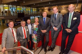 Gruppenbild auf einer Treppe: Klaus Wegling, Leiter der Wirtschaftsförderung, Dolf Vogd, Commercieele Club Groningen, Sören Kläner, IHK, Sabine Beckenbauer, NBank, OB Jürgen Krogmann, Joost van Keulen, Stadt Groningen, Rainer Krause, BÜFA. Foto: Thorsten Helmerichs