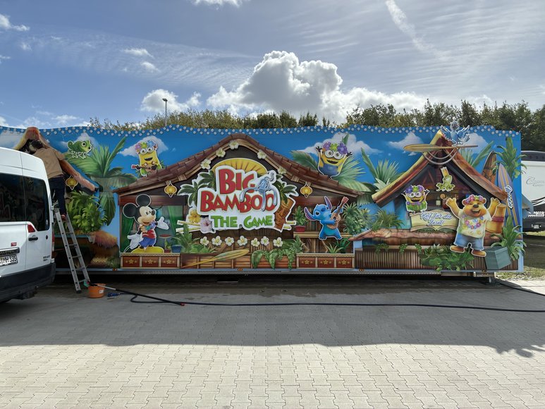 Der Greifer „Big Bamboo The Game“ beim Aufbau am 21. September 2026. Foto: Stadt Oldenburg