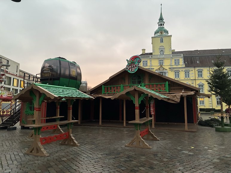 Stadt Oldenburg Der Ausschank „Home Sweet Elf“ beim Aufbau auf dem Lamberti-Markt am 19. November 2025. Foto: Stadt Oldenburg