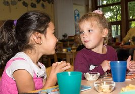 Kinder beim gesunden Frühstück. Foto: Stadt Oldenburg