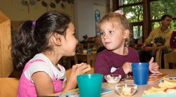 Kinder beim gesunden Frühstück. Foto: Stadt Oldenburg