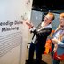 Vorschau: Zwei Mitarbeiterinnen des Stadtplanungsamtes mit bester Laune vor einer Infotafel. Foto: Hauke-Christian Dittrich