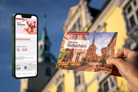 Oldenburg Gutschein wird vor das Oldenburger Schloss gehalten sowie links der Oldenburg Gutschein auf einem Handy. Foto: OTM/Henricus Lüschen Oldenburg Gutschein wird vor das Oldenburger Schloss gehalten sowie links der Oldenburg Gutschein auf einem Handy. Foto: OTM/Henricus Lüschen