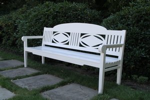 Handgefertigte Sitzbank nach dem historischen Entwurf des Architekten Peter Behrens aus dem frühen 20. Jahrhundert von dem Unternehmen Donner – Klassische Gartenmöbel. Foto: Kurt Donner