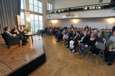 Ein gebanntes Publikum verfolgt das Gespräch zwischen Holger Ahäuser und Ahmad Mansour zu. Foto: Peter Kreier.
