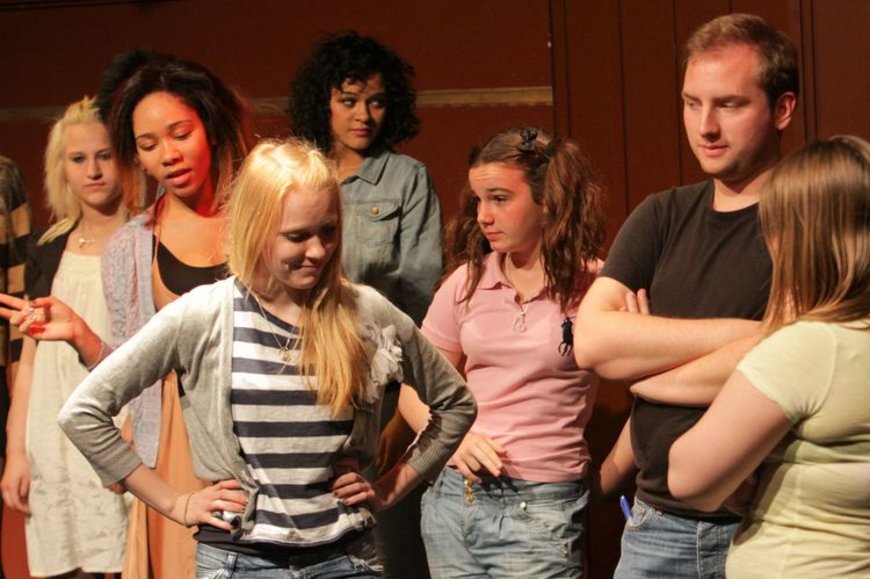 Jugendliche bei der Theater-Aufführung. Foto: Hergen Griesbach/CeWe Color