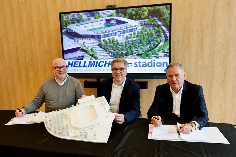 Stefan Orth (Geschäftsführer der Stadion Oldenburg GmbH & Co. KG), Oberbürgermeister Jürgen Krogmann und Walter Hellmich (Alleingesellschafter der Baugesellschaft Walter Hellmich mbH) bei der offiziellen Vertragsunterzeichnung. Foto: Sascha Stüber