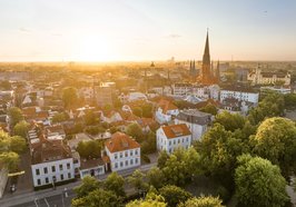 Die Oldenburger Innenstadt aus der Vogelperspektive aus Richtung Staatstheater mit Blick auf die St. Lamberti-Kirche und das Oldenburger Schloss. Foto: Oldenburg Tourismus und Marketing