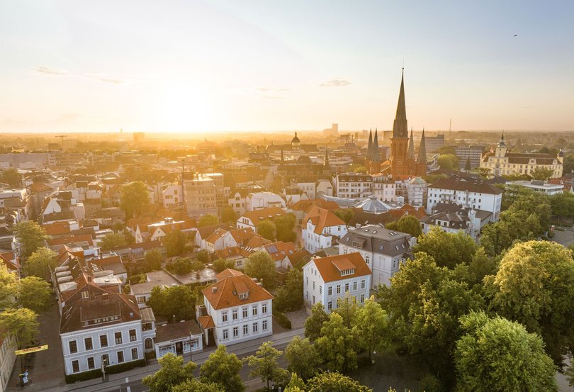 Die Oldenburger Innenstadt aus der Vogelperspektive aus Richtung Staatstheater mit Blick auf die St. Lamberti-Kirche und das Oldenburger Schloss. Foto: Oldenburg Tourismus und Marketing