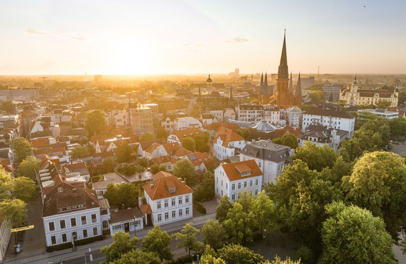 Die Oldenburger Innenstadt aus der Vogelperspektive aus Richtung Staatstheater mit Blick auf die St. Lamberti-Kirche und das Oldenburger Schloss. Foto: Oldenburg Tourismus und Marketing