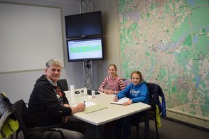 Valentina und Martha mit Thomas Hanauer an einem Tisch, im Hintergrund eine große Oldenburg-Karte mit Lichtern. Foto: Ben/Stadt Oldenburg Valentina und Martha mit Thomas Hanauer an einem Tisch, im Hintergrund eine große Oldenburg-Karte mit Lichtern. Foto: Ben