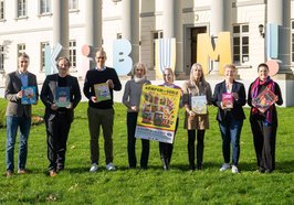 Kulturdezernent Holger Denckmann, Prof. Dr. Thomas Boyken (OlFoKi), Dr. Christian Wilbers (CEWE), Heike Janssen, Julia Hruzik (beide Stadtbibliothek), Dr. Stephanie Abke (EWE Stiftung), Britta Silchmüller (OLB-Stiftung) und Juliane Felser (Universitätsbibliothek). Foto: Sascha Stüber