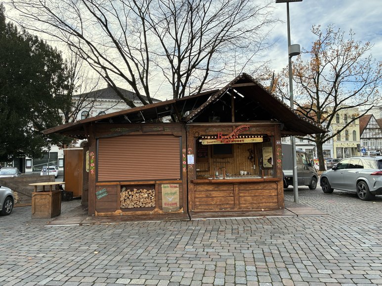 Stadt Oldenburg Der Stand mit Bauernbratwurst beim Aufbau auf dem Lamberti-Markt am 18. November 2025. Foto: Stadt Oldenburg