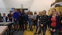 Schülerinnen und Schüler der Liebfrauenschule an ihrer Partnerschule in Cholet. Foto: Liebfrauenschule Schülerinnen und Schüler der Liebfrauenschule an ihrer Partnerschule in Cholet. Foto: Liebfrauenschule