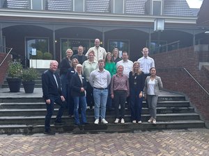 Gruppenfoto der Oldenburger Delegation mit Mitarbeitenden des Rijnland Instituts vor dem Empfangsgebäude des Hof van Saksen. Foto: Stadt Oldenburg