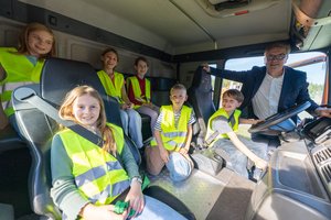 Schulkinder der Grundschule Bloherfelde erkundeten gemeinsam mit Oberbürgermeister Jürgen Krogmann ein Fahrzeug des Abfallwirtschaftsbetriebs Stadt Oldenburg (AWB), das dauerhaft Teil des Lernpfades ist. Foto: Sascha Stüber Schulkinder der Grundschule Bloherfelde erkundeten gemeinsam mit Oberbürgermeister Jürgen Krogmann ein Fahrzeug des Abfallwirtschaftsbetriebs Stadt Oldenburg (AWB), das dauerhaft Teil des Lernpfades ist. Foto: Sascha Stüber