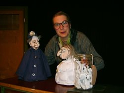 Anne Sudbrack mit zwei von ihren Puppen für das Stück „Erlesene Verbrechen und Makellose Morde“. Foto: ANNEs BÜHNE