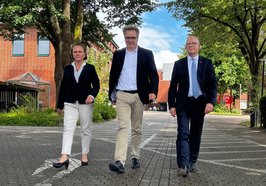 Im Gleichschritt gemeinsam auf dem Weg zum Universitätsklinikum: (von links) Prof. Dr. Andrea Morgner-Miehlke, Oberbürgermeister Jürgen Krogmann und Rainer Schoppik. Foto: Klinikum