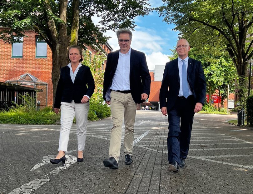 Im Gleichschritt gemeinsam auf dem Weg zum Universitätsklinikum: (von links) Prof. Dr. Andrea Morgner-Miehlke, Oberbürgermeister Jürgen Krogmann und Rainer Schoppik. Foto: Klinikum