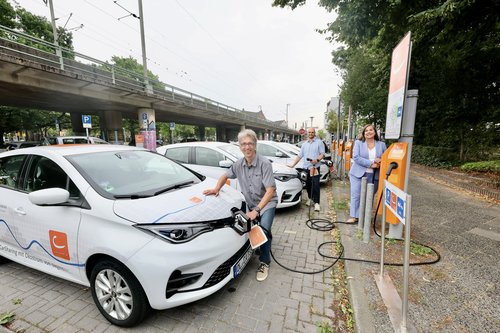 Cambio-Geschäftsführer Klaus Göckler, Philipp Scherp, zuständig für E-Mobilität bei der Stadt Oldenburg, und Stadtbaurätin Christine-Petra Schacht weihten die neuen Stellplätze für E-Autos an der Carsharing-Station 91er-Straße ein. Foto: Sascha Stüber