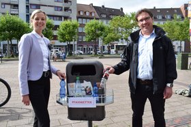 Stellten das „Pfandretter“-Projekt auf dem Bahnhofsvorplatz vor: Dezernentin Dr. Julia Figura und AWB-Leiter Volker Schneider-Kühn. Foto: Stadt Oldenburg