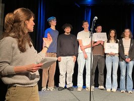 Henriette Dyckerhoff stellt die Schülerinnen und Schüler des Schreibprojektes vor. Foto: Literaturhaus Oldenburg