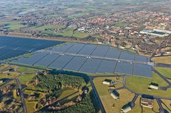 Luftbild auf den Solarpark auf dem Fliegerhorst. Foto: IFE Eriksen AG/www.ol luftbilder.de, Jochen Klein 