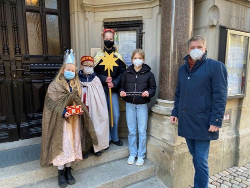 Oberbürgermeister Jürgen Krogmann empfing die Sternsinger-Delegation vorm Rathaus. Laura Hörtemöller (von links), Max Bramlage, Carla Hörtemöller und Sina Bramlage überbrachten die Segenswünsche. Foto: Stadt Oldenburg