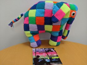 Gestrickter Elefant „Elmar“ aus dem Kinderbuch von David McKee. Foto: Stadt Oldenburg.