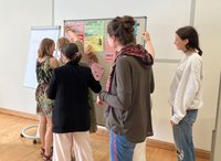 Teilnehmerinnen vor Pinnwand. Foto: Literaturhaus Oldenburg