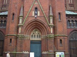Der Eingangsbereich der Lambertikirche von außen. Foto: Stadt Oldenburg