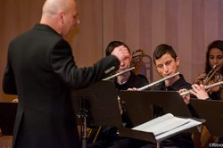 Musikerinnen und Musiker aus Mateh Asher. Foto: Sarit Uzieli Der Dirigent steht mit dem Rücken zum Betrachter, dahinter sind Jugendliche mit Querflöten an Notenständern zu sehen. Foto: Sarit Uzieli