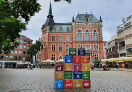 Die 17 SDGs als Pappwürfel aufgetürmt vor dem Alten Rathaus der Stadt Oldenburg. Foto: Stadt Oldenburg