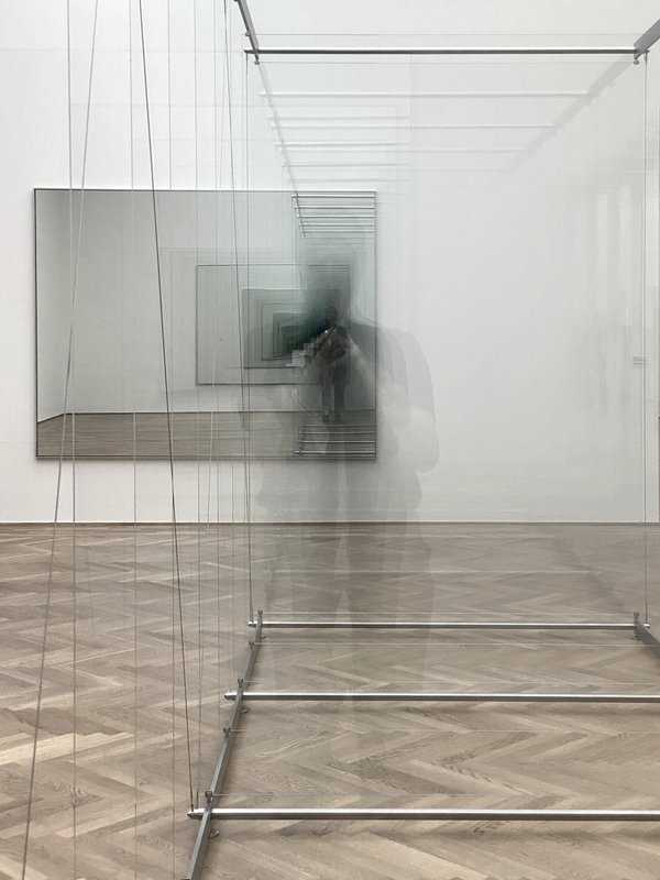 Mehrfachbelichtung. Ein Mann steht vor einem Konstrukt aus Metall und hält eine Kamera. Foto: Joachim Weiser Mehrfachbelichtung. Ein Mann steht vor einem Konstrukt aus Metall und hält eine Kamera. Foto: Joachim Weiser