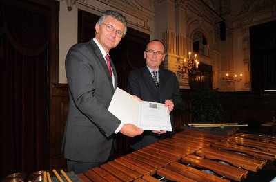 Damaliger Oberbürgermeister Prof. Dr. Gerd Schwandner und Preisträger Prof. Dr. Włodzimierz Borodziej. Foto: Kai Niemann.