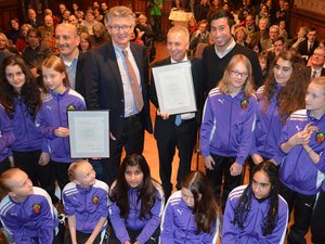 Oberbürgermeister Gerd Schwandner überreicht den Integrationspreis. Foto: Stadt Oldenburg