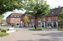 Blick über den Klingenbergplatz, Im Hintergrund ist eine Häuserzeile zu sehen. 