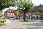Blick über den Klingenbergplatz, Im Hintergrund ist eine Häuserzeile zu sehen. 