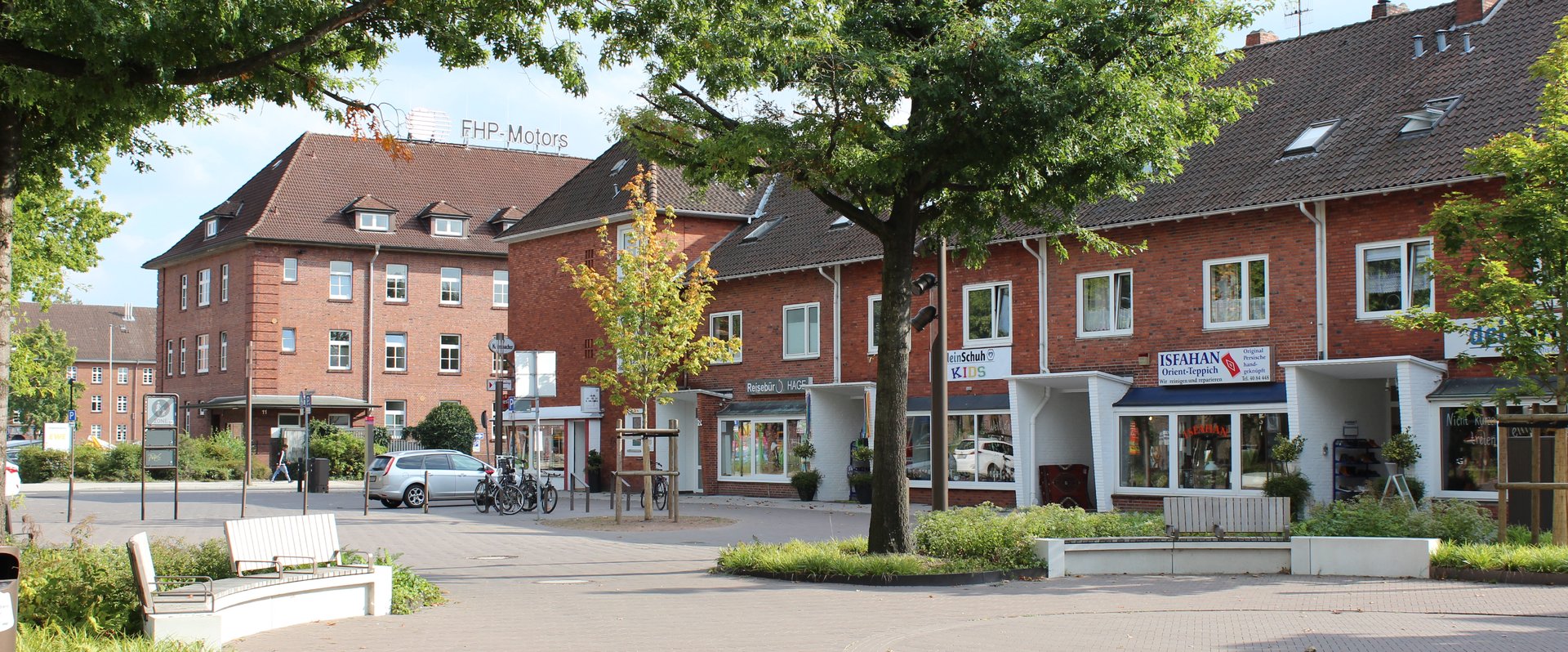 Blick über den Klingenbergplatz, Im Hintergrund ist eine Häuserzeile zu sehen. 