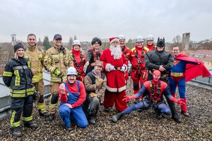 Das Team des Höhenrettungsdienstes der Oldenburger Berufsfeuerwehr in Superheldenkostümen bei der Nikolausaktion 2025. Foto: Sascha Stüber
