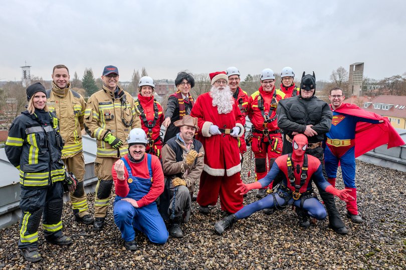 Das Team des Höhenrettungsdienstes der Oldenburger Berufsfeuerwehr in Superheldenkostümen. Foto: Sascha Stüber