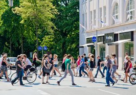 Personen überqueren zu Fuß und mit dem Fahrrad den Heiligengeistwall. Foto: Peter Duddek